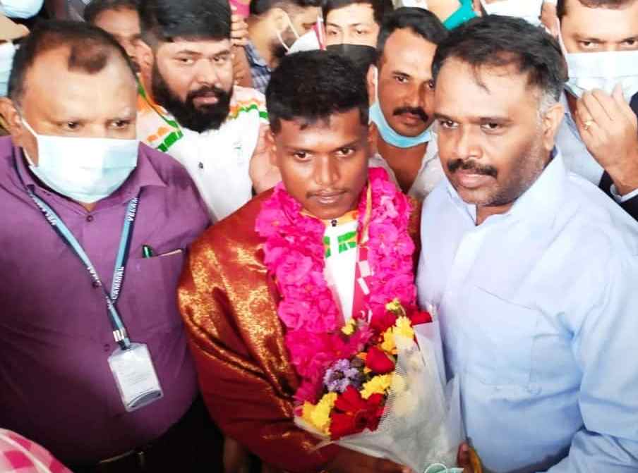 Velammal Nexus Schools welcomed the champion, Mariyappan Thangavelu, the Silver Medalist in Men's High Jump (T24) for India at the Tokyo Paralympics 2020 recently. India's High Jump Champion was given a warm reception by M.V.M. Velmohan, Correspondent, Velammal Educational Trust, on his return at the Chennai Airport. Congratulating the Champion, M. V. M. Velmohan presented him with a bouquet, shawl and garland for his consistency and excellence. Students of Velammal enthusiastically welcomed the Arjuna Awardee raising slogans, holding banners and placards. Velammal felicitated Mariyappan Thangavelu as he has made the Nation proud at the World's biggest sporting stage.