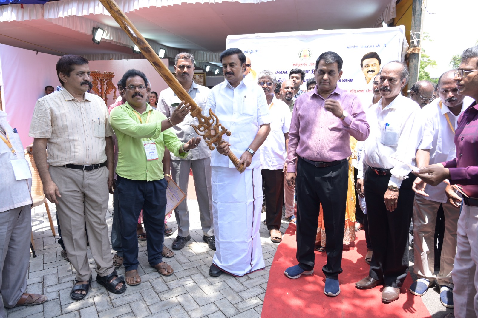 Wood sculptor Srinivas receives certificate from minister