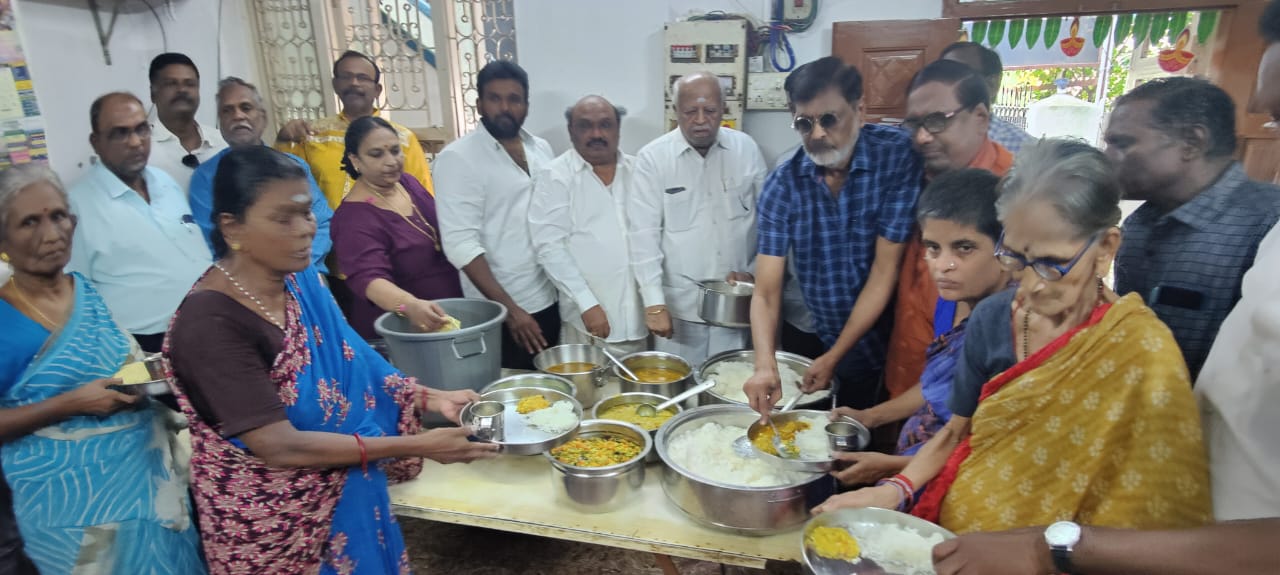 Birthday celebration in old age home Kalaimamani Ln.Dr.G.Manilal (Past District Governor, Lions International and President of World Peace and Friendship Council) celebrated his birthday on Nov.4 at Annai Ullam (Home for Destitute old age women, Kodambakkam). He also donated aid to deserving persons on the occasion. The program was presided over by Justice Dr.T.N.Vallinayagam (Judge, Lok Adalat and former judge of Madras High Court) and other eminent personalities.